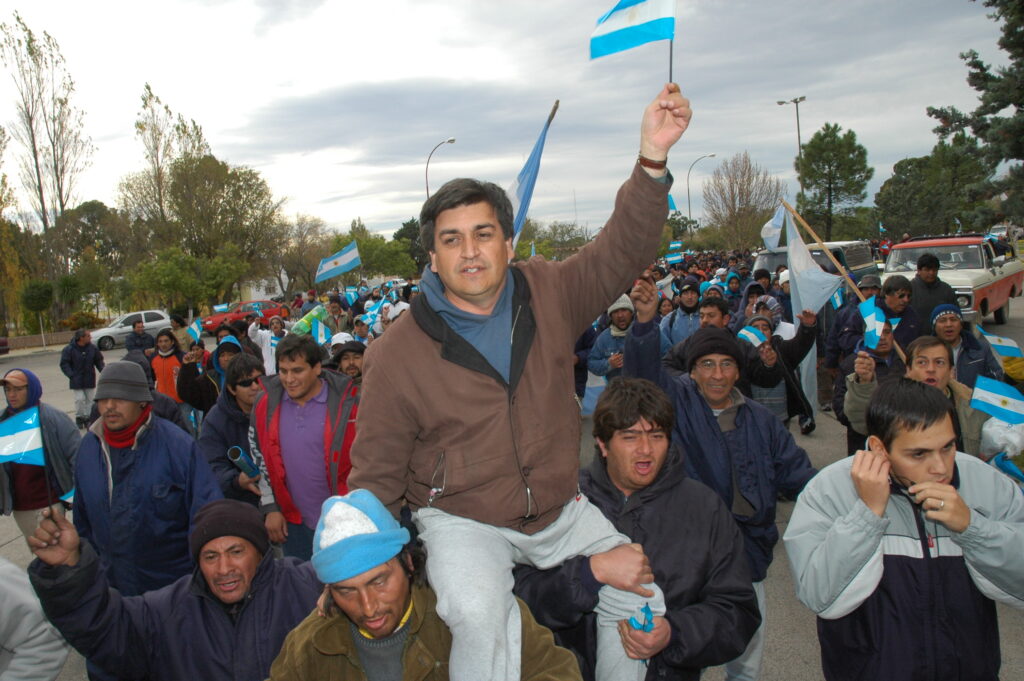 2005, Rawson, Chubut. Luis Núñez, en alzas fuera de Casa de Gobierno.