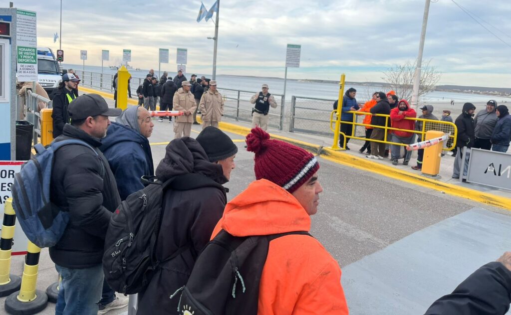 Conarpesa ya arma sus barcos en Madryn y el SOMU se apostó en el ingreso al muelle para que marineros no firmen convenios individuales