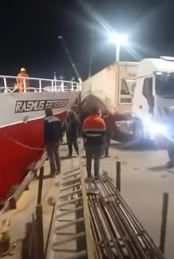 Insólito: un buque pesquero chocó contra un camión en el muelle Storni