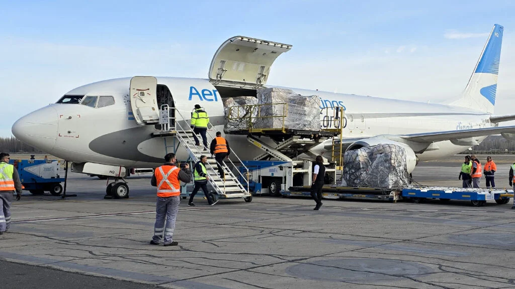 Desde Trelew van a empezar a salir aviones de carga con pescado para exportación, adelantó Merino